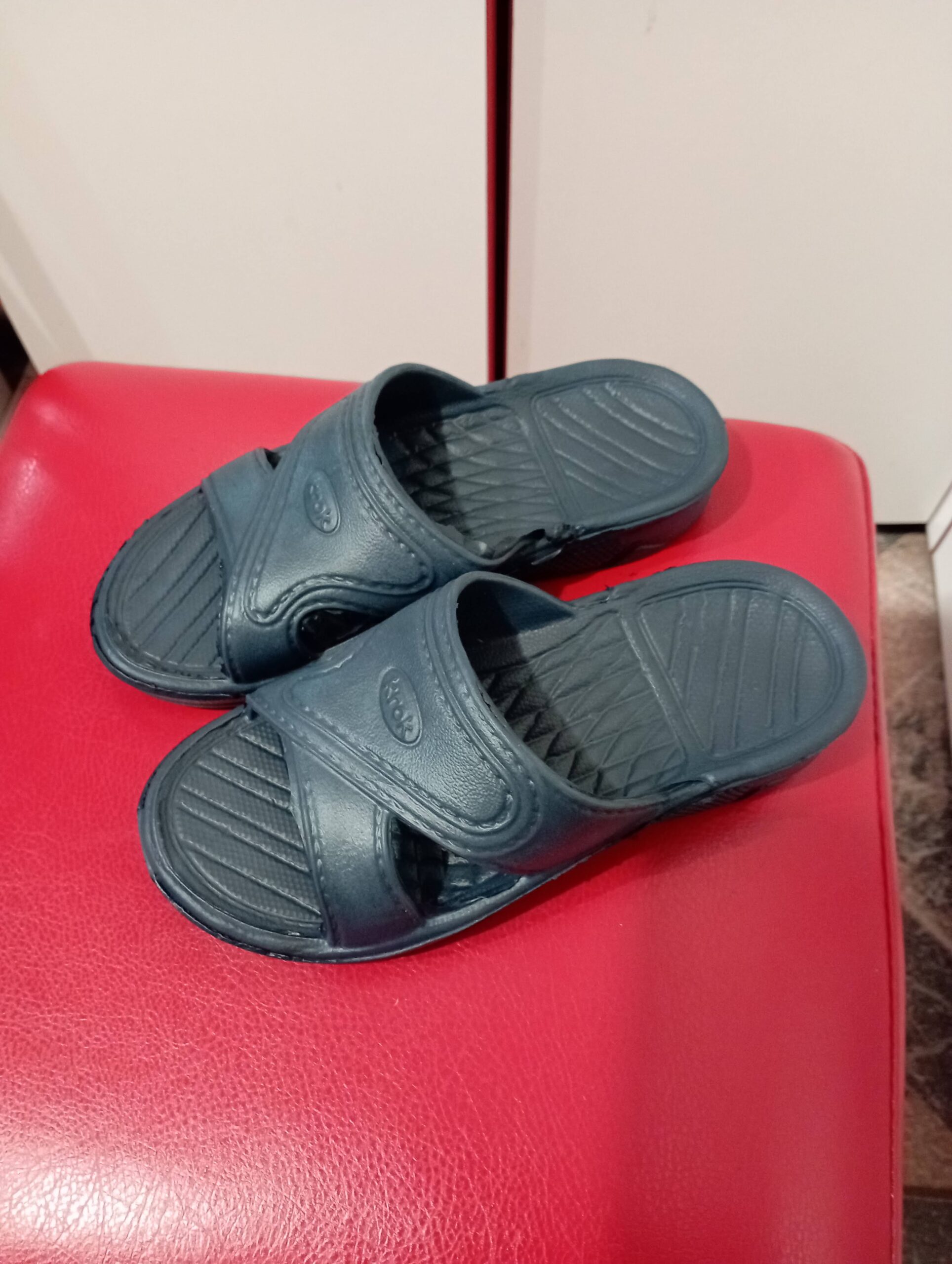 Шлепанцы на мальчика рр. 30, 31